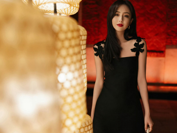 佟丽娅晒梧林打卡照优雅又随性气质满分