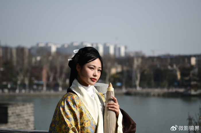 湖北襄阳秋天美女之花绽放在初春的古城