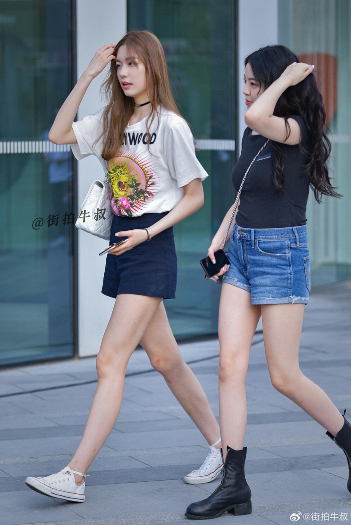 美女身着性感的牛仔热裤出街