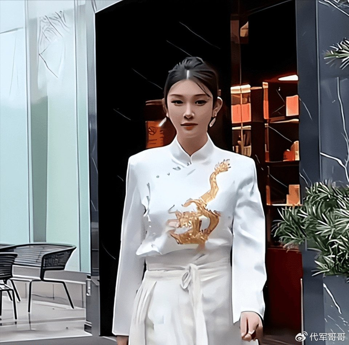 离婚7个月,杨子带23岁新女友李隽子住进豪宅,她到底什么来头?__财经头条__新浪财经