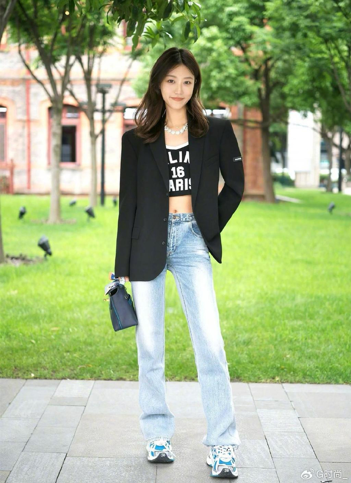 夏天,穿牛仔裤很百搭,不过要"选对了穿法"才会更加时髦高级