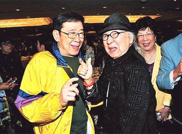 96岁老戏骨俞明为女儿庆生，满头白发精神好，四代人长相太相似