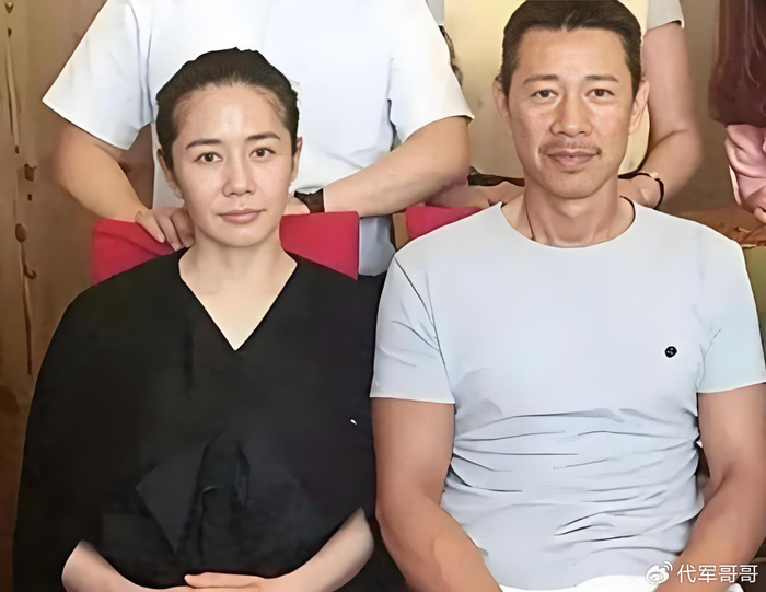 69岁张丰毅近况曝光!二婚娶小11岁美女老师,如今坚持丁克成人生赢家|霍凡|人民的名义|硬汉|荧幕|自律_新浪娱乐_新浪新闻