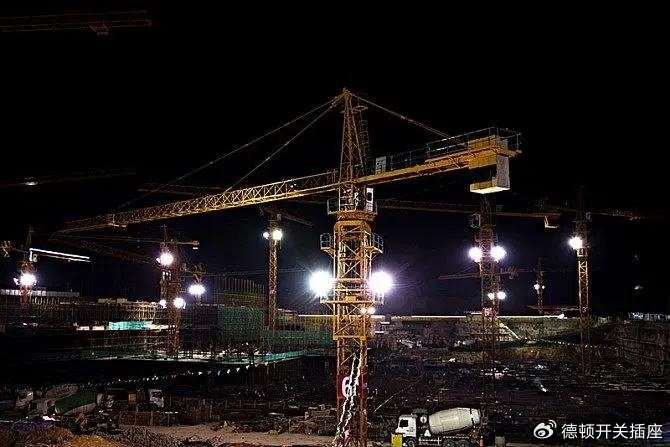 塔吊灯是指用于建筑工地,码头港口等大型施工照明场所,能大面积以及长