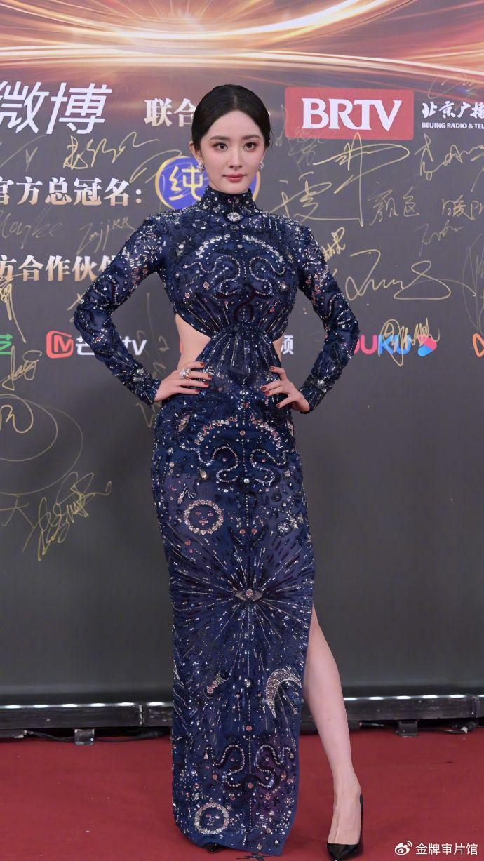 微博之夜杨幂蓝色旗袍秀出纤细腰身 新中式穿搭尽显风情|红毯|时尚|气质|文化|时装周_新浪新闻