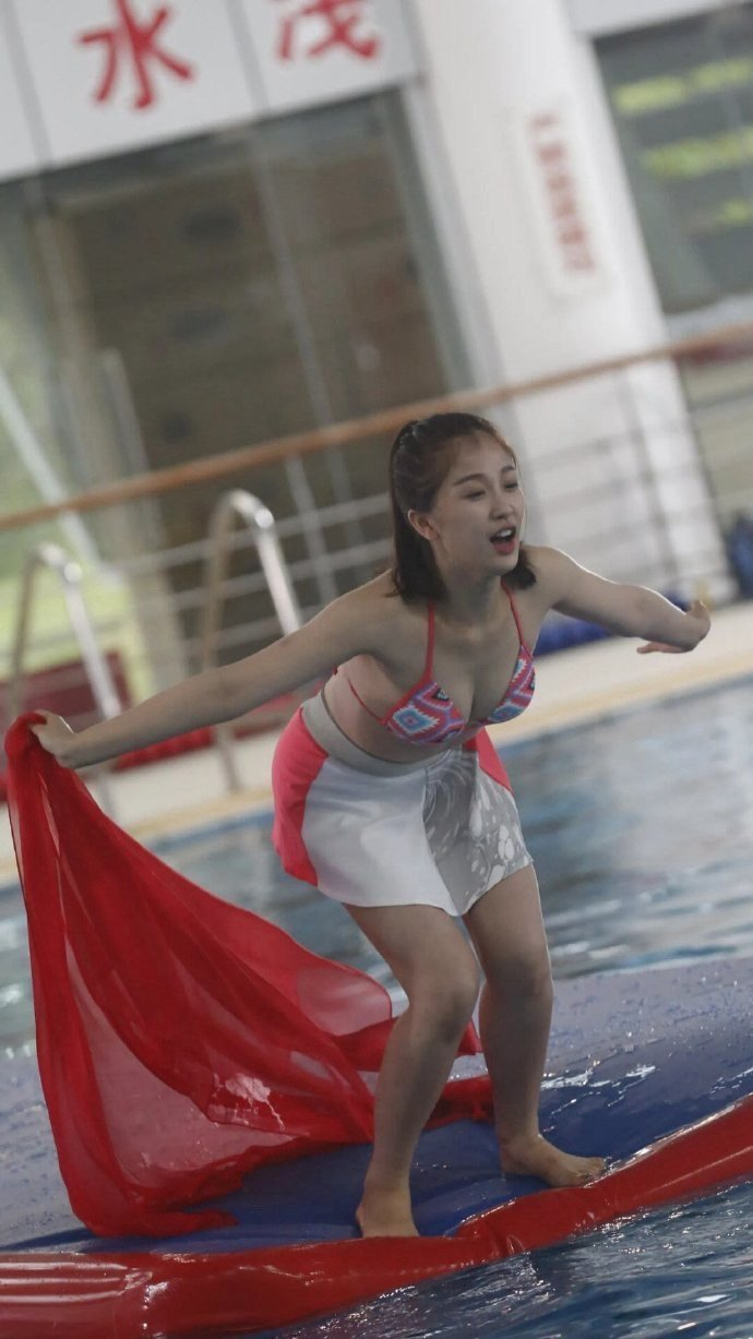 虞书欣泳装旧照看起来好青春