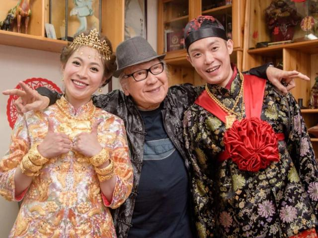96岁老戏骨俞明为女儿庆生，满头白发精神好，四代人长相太相似