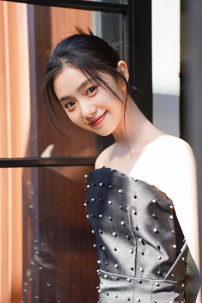 刘浩存生日写真9615……__财经头条