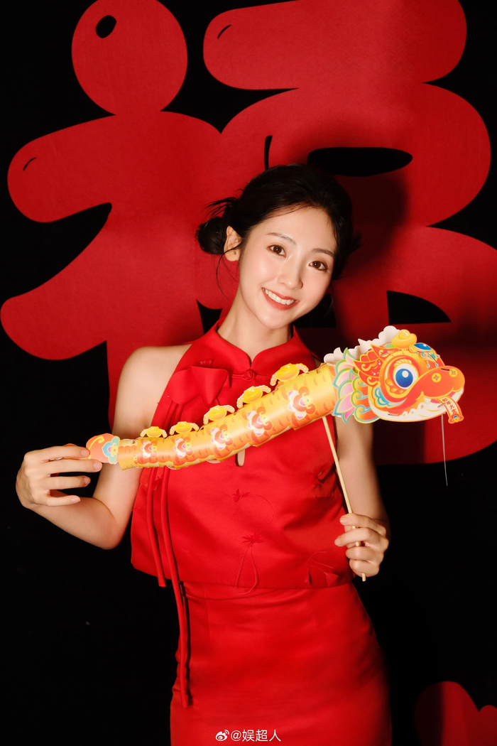 邢菲真的好大的福气啊!过年氛围感这不就狠狠拿捏住了
