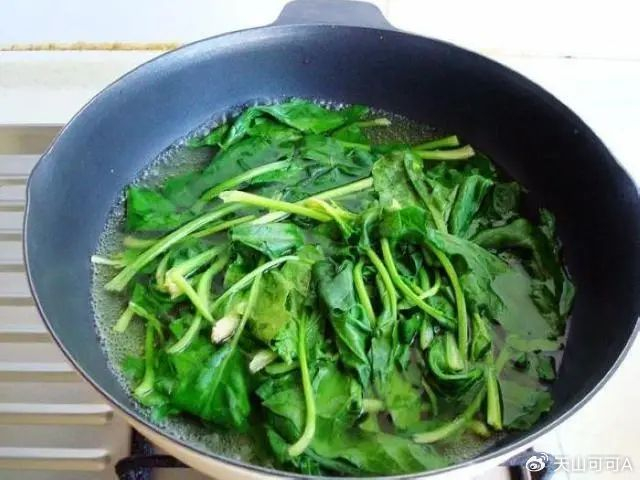 菠菜焯水的正确方法,2种焯水技巧,吃出美味又健康!|菠菜|美味|草酸|烹饪|开水_新浪新闻
