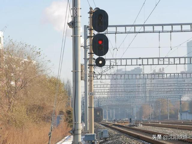 你知道吗?铁路信号机“会说话”!|列车|黄灯|灯位|通行|红灯_新浪新闻