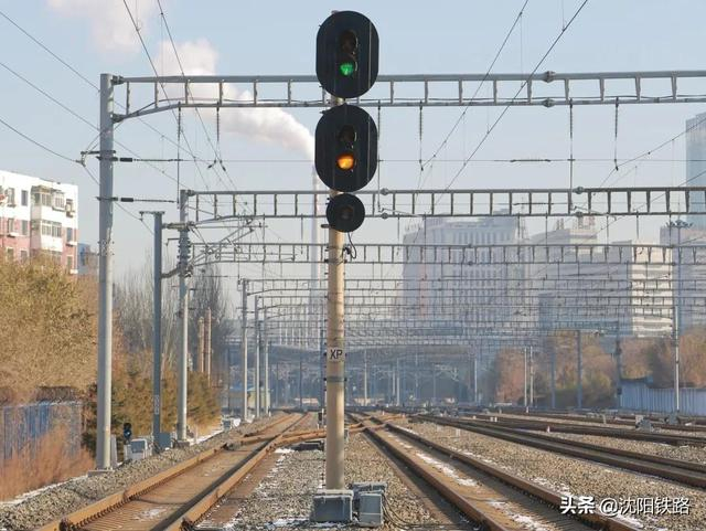 你知道吗?铁路信号机“会说话”!|列车|黄灯|灯位|通行|红灯_新浪新闻