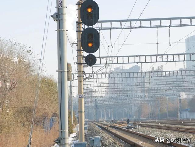 你知道吗?铁路信号机“会说话”!|列车|黄灯|灯位|通行|红灯_新浪新闻