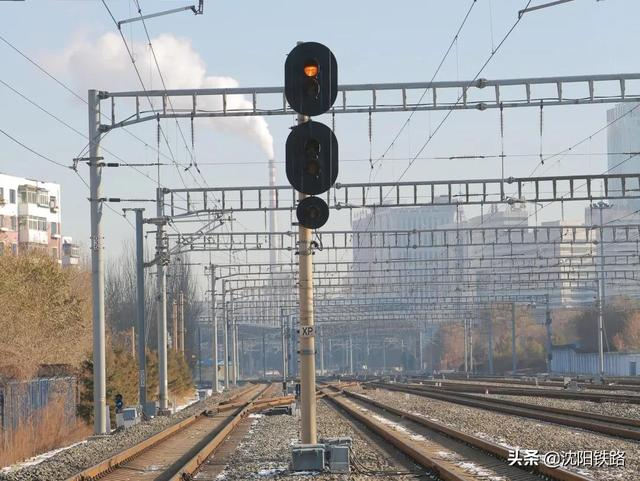 你知道吗?铁路信号机“会说话”!|列车|黄灯|灯位|通行|红灯_新浪新闻