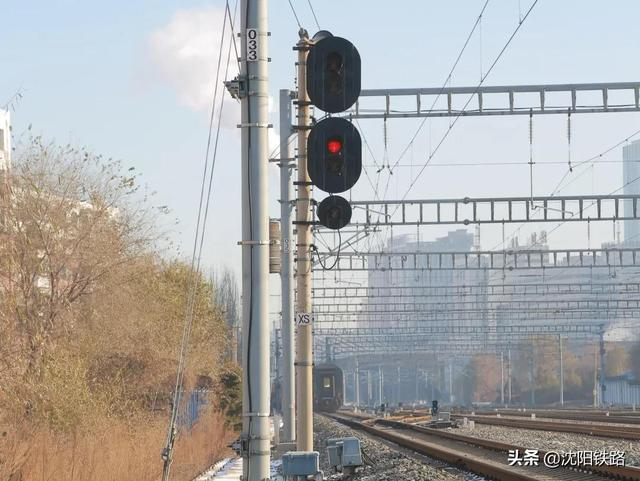 你知道吗?铁路信号机“会说话”!|列车|黄灯|灯位|通行|红灯_新浪新闻