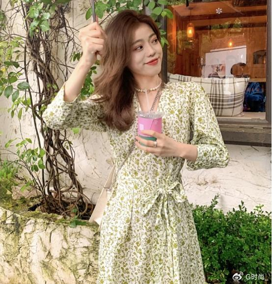 碎花裙 小白鞋,春夏必备穿搭,清新减龄首选