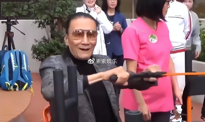 86岁谢贤现身,腿部消瘦靠枴杖支撑,这两年他是真的老了|马浚伟|合影|狄波拉|谢婷婷|林家栋_新浪新闻