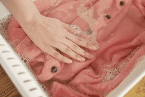 洗衣服到底要不要浸泡1小时?许多人做错,难怪衣服都是臭的!