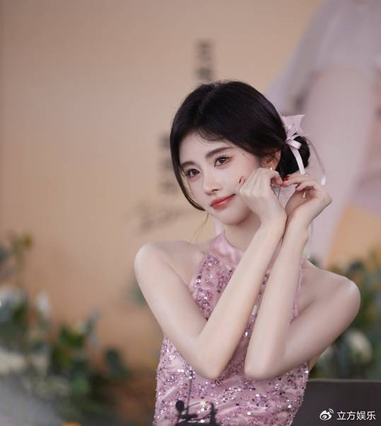 鞠婧祎粉色亮片裙清纯浪漫灿笑比心释放迷人魅力