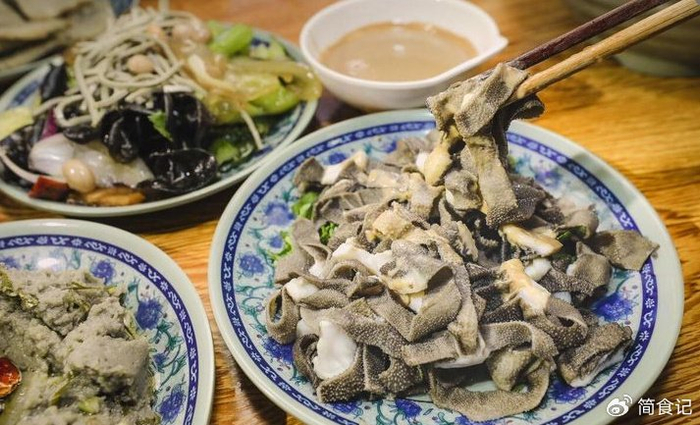 8:爆肚,爆肚的制作通常选用牛百叶,牛肚仁,羊散丹,羊肚领和羊肚板等