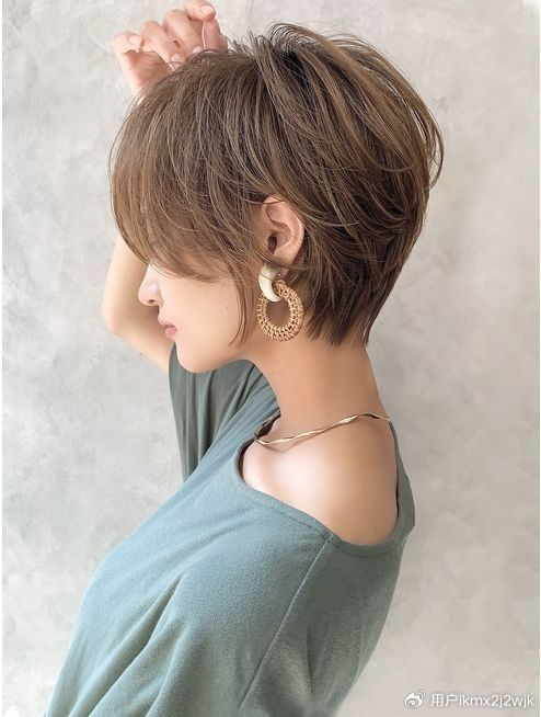 女士剪什么短发比较好?半露耳短发,时尚又富层次感