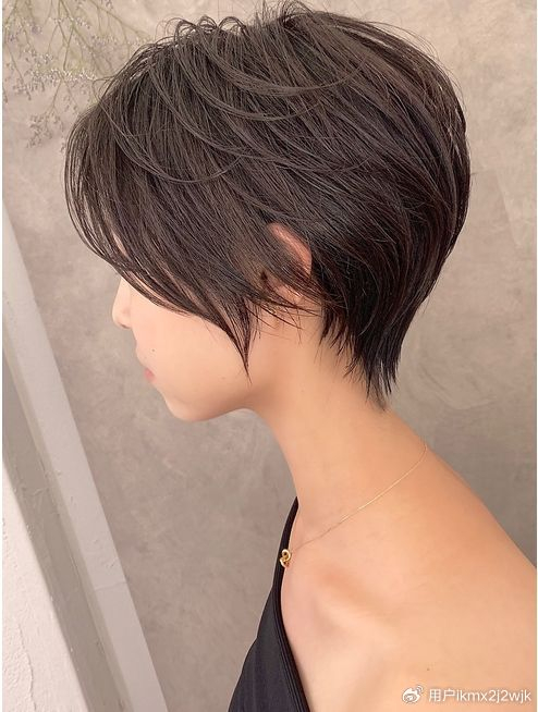 半露耳短发,时尚又富层次感|短发|层次感|发型_新浪新闻