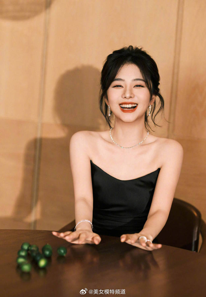 谭松韵对镜灿笑优雅甜美