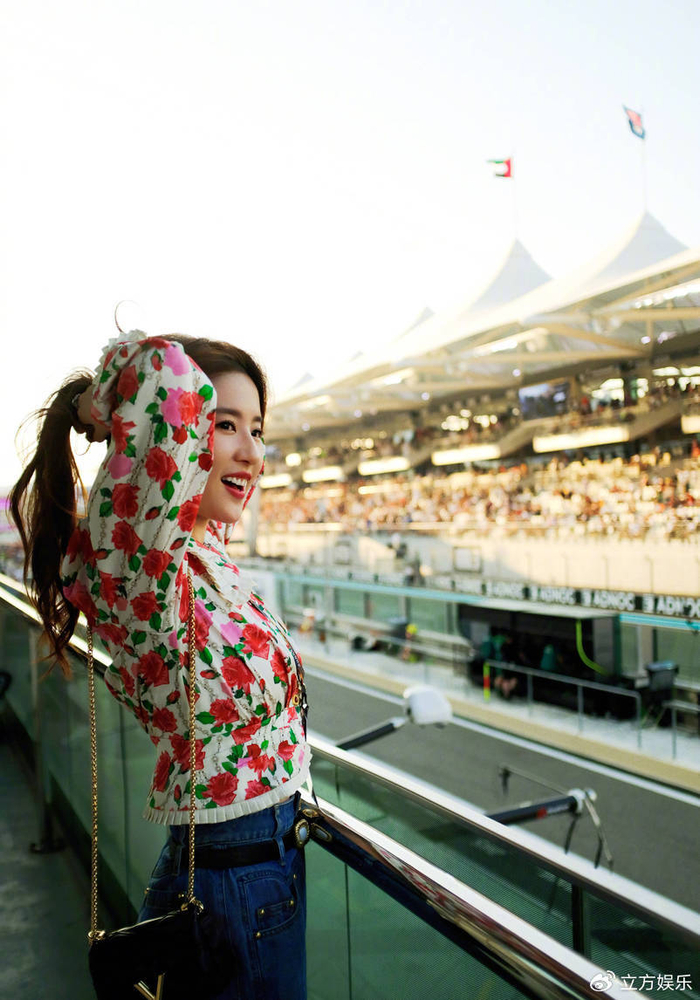 刘亦菲观赛f1嘟嘴卖萌好可爱 穿碎花上衣俏丽多姿|刘亦菲|碎花|嘟嘴