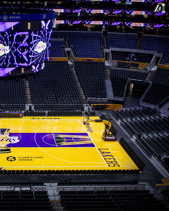 湖人的季中锦标赛配色地板铺设完成