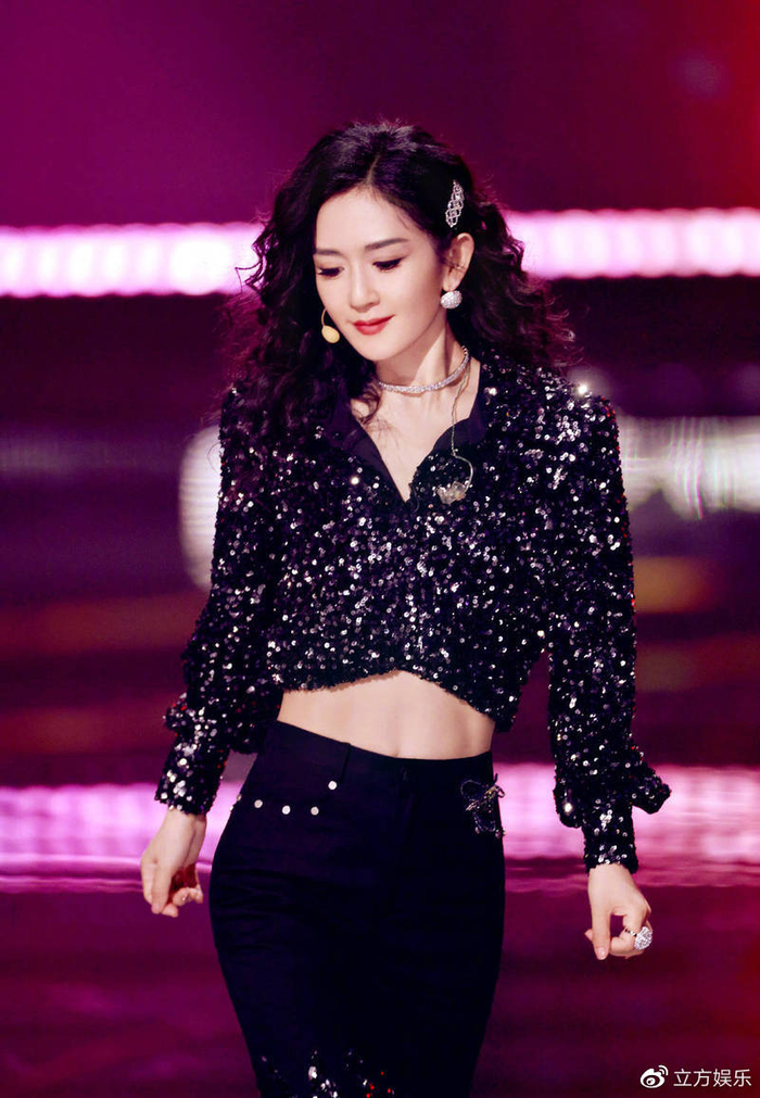 谢娜晒露腰造型舞台照 比例优越马甲线吸睛