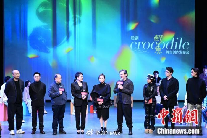 同行下一部合作的舞台剧是《鳄鱼》,由莫言作品改编,导演是我,舞美