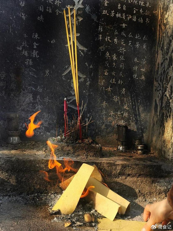 阴阳两界之间的界限变得相对模糊,人们更容易与逝去的亲人沟通交流