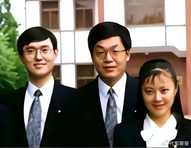 前央视主持人姜丰为爱情放弃国籍,走投无路回国捞金,如今过得怎样?__财经头条__新浪财经
