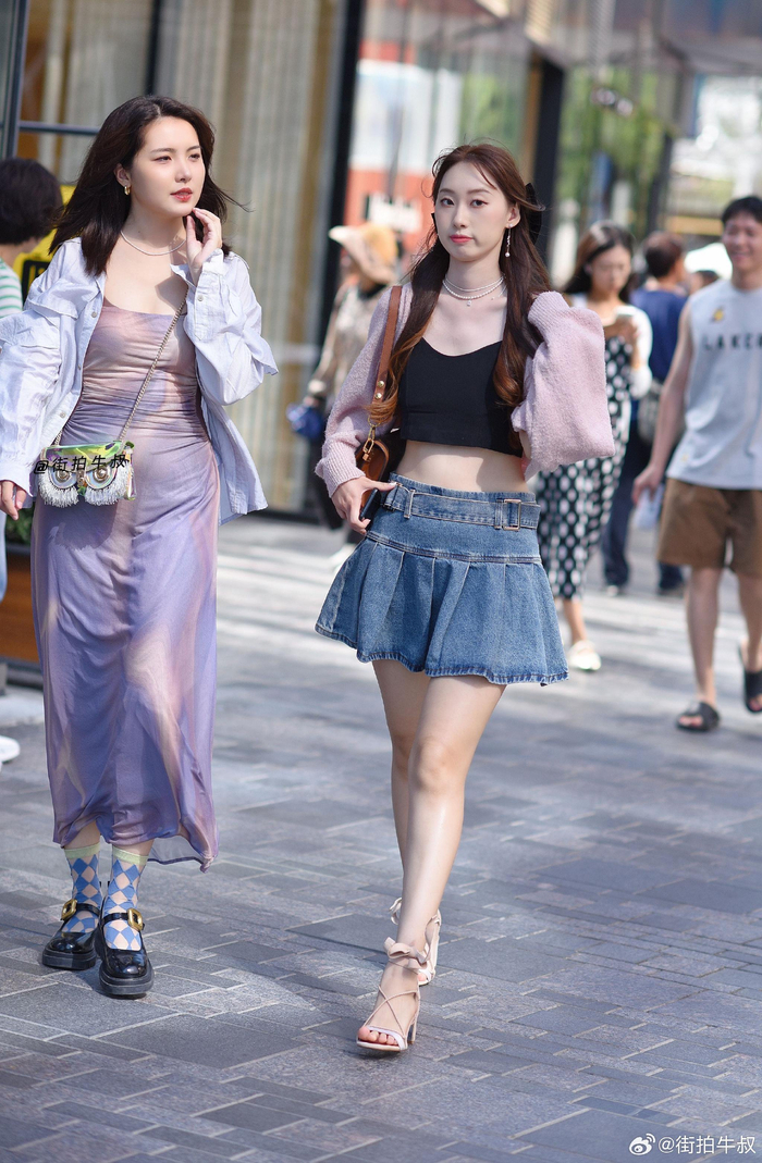 美女们一身时尚的粉色系穿搭出街