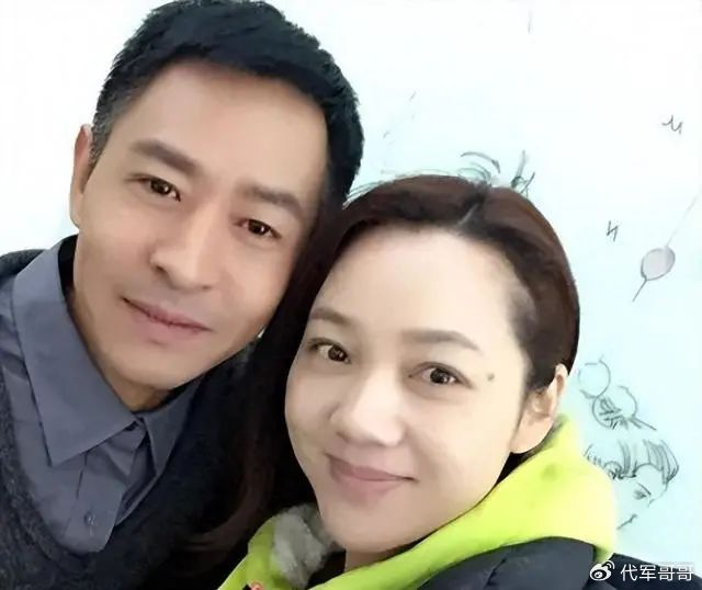 美女主持人周群:嫁给神秘老公生下三个孩子,如今50岁宛如少女|周群