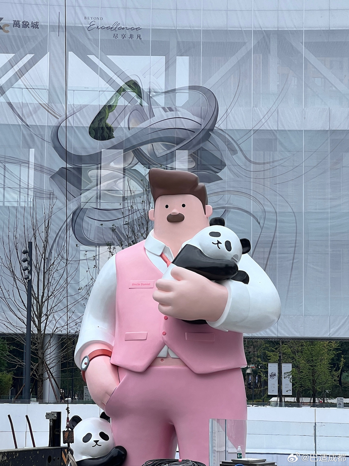 丹尼尔叔叔空降成都万象城啦!装置真的好可爱