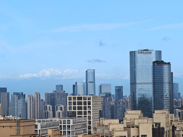 立夏成都市区清晰可见数百公里外雪山