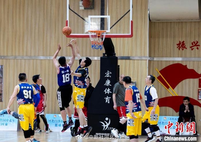 赞"全国中老年篮球巡回赛在位于太行山东麓的河北省武安市白沙村开赛