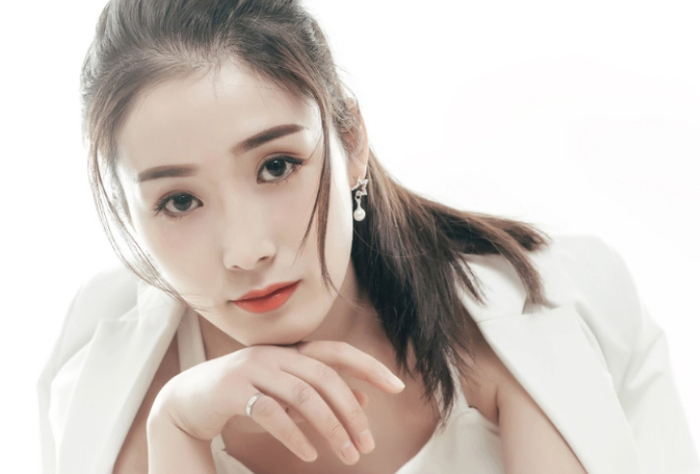 年11月30日出生于海南省,毕业于中央戏剧学院表演系,中国内地女演员