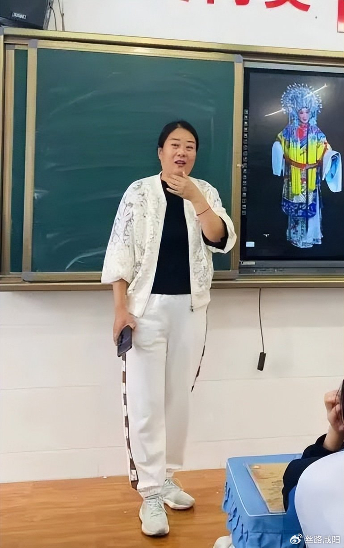 同学们在课堂上认真思考,紧跟老师思路,积极参与课堂,变成课堂的主人