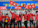 粉丝发起了初代跑男合照签名接力，独缺邓超落笔，邓超主动报位置