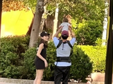 邱泽许玮甯公园遛娃，邱泽绑腰凳背娃，陪儿子玩举高高尽显奶爸力