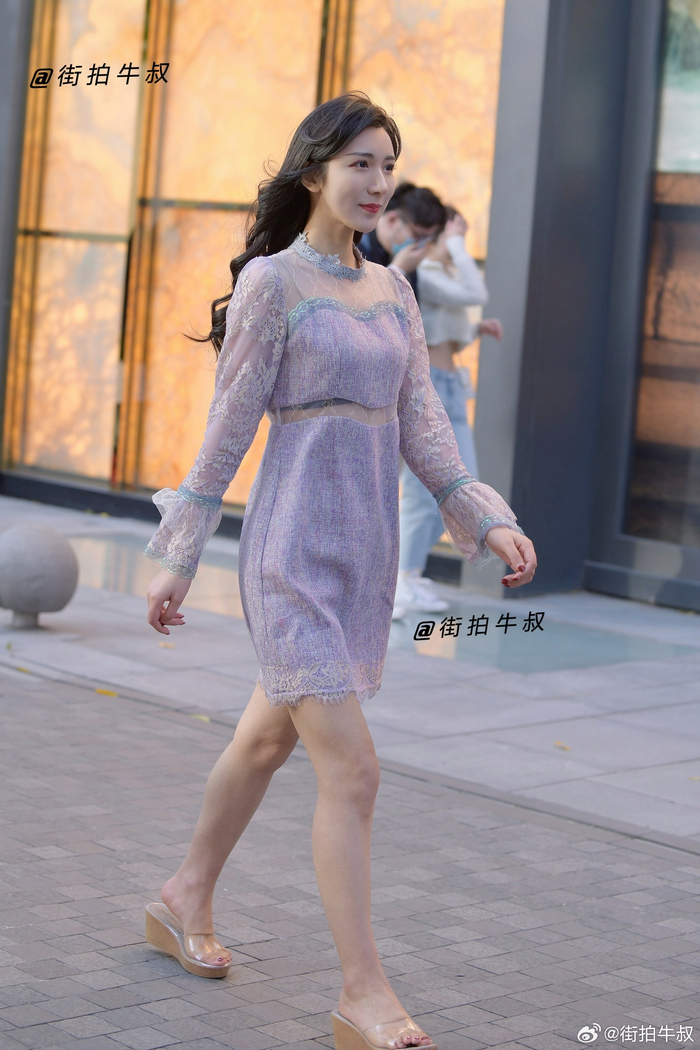 美女穿着复古气质的蕾丝网纱短裙出街