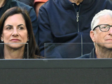 比尔·盖茨陷“俄罗斯女孩”丑闻后，现身澳网看台，63岁女友相伴