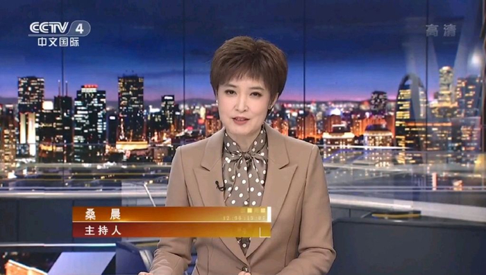 《海峡两岸》主持人上新，董丽萍首秀惊艳，老资历桑晨有危机感了