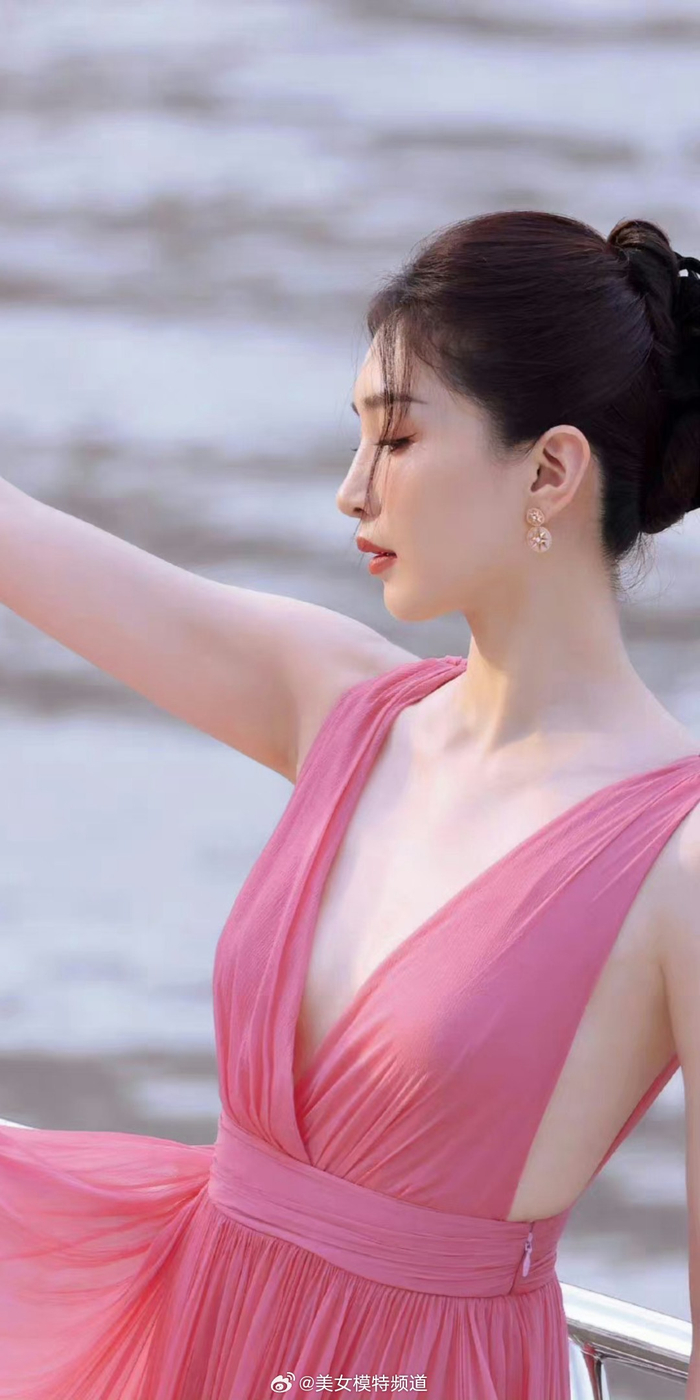 江疏影粉色系写真气质在线