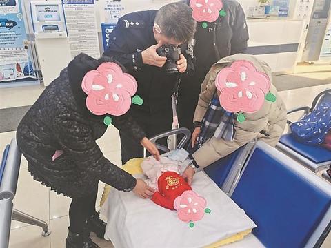 民警为婴儿办护照 使出浑身解数