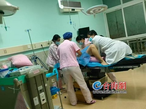 40分钟！医生跪姿托举新生命