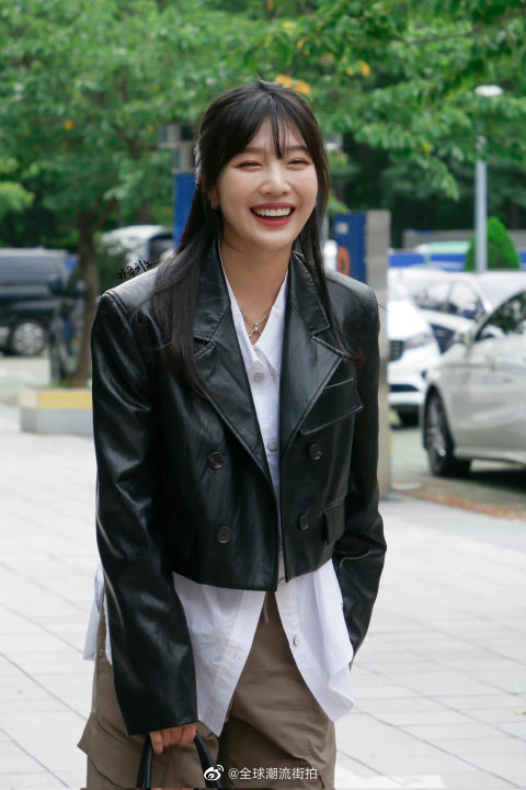 朴秀荣街拍更新黑色短款皮质外套搭配白色长款衬衫