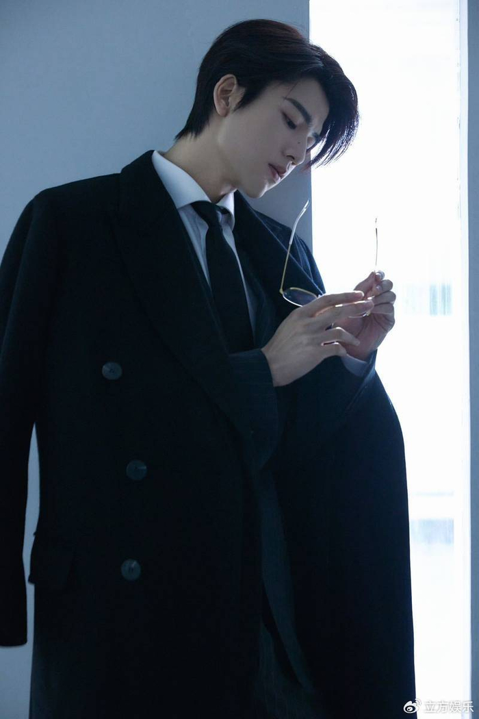 张凌赫戴金丝眼镜斯文凌厉 扯领带动作张力拉满|眼镜|金丝|戴金丝